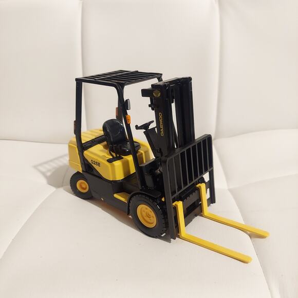 New Clover Daewoo Forklift G25E D25S 1/20 Diecast Model Construction Vehicle - Picture 4 of 6